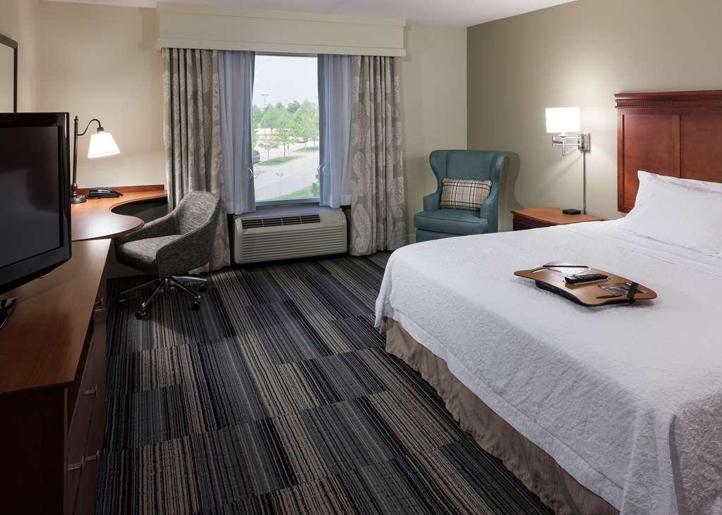 Hampton Inn & Suites Davenport Room photo