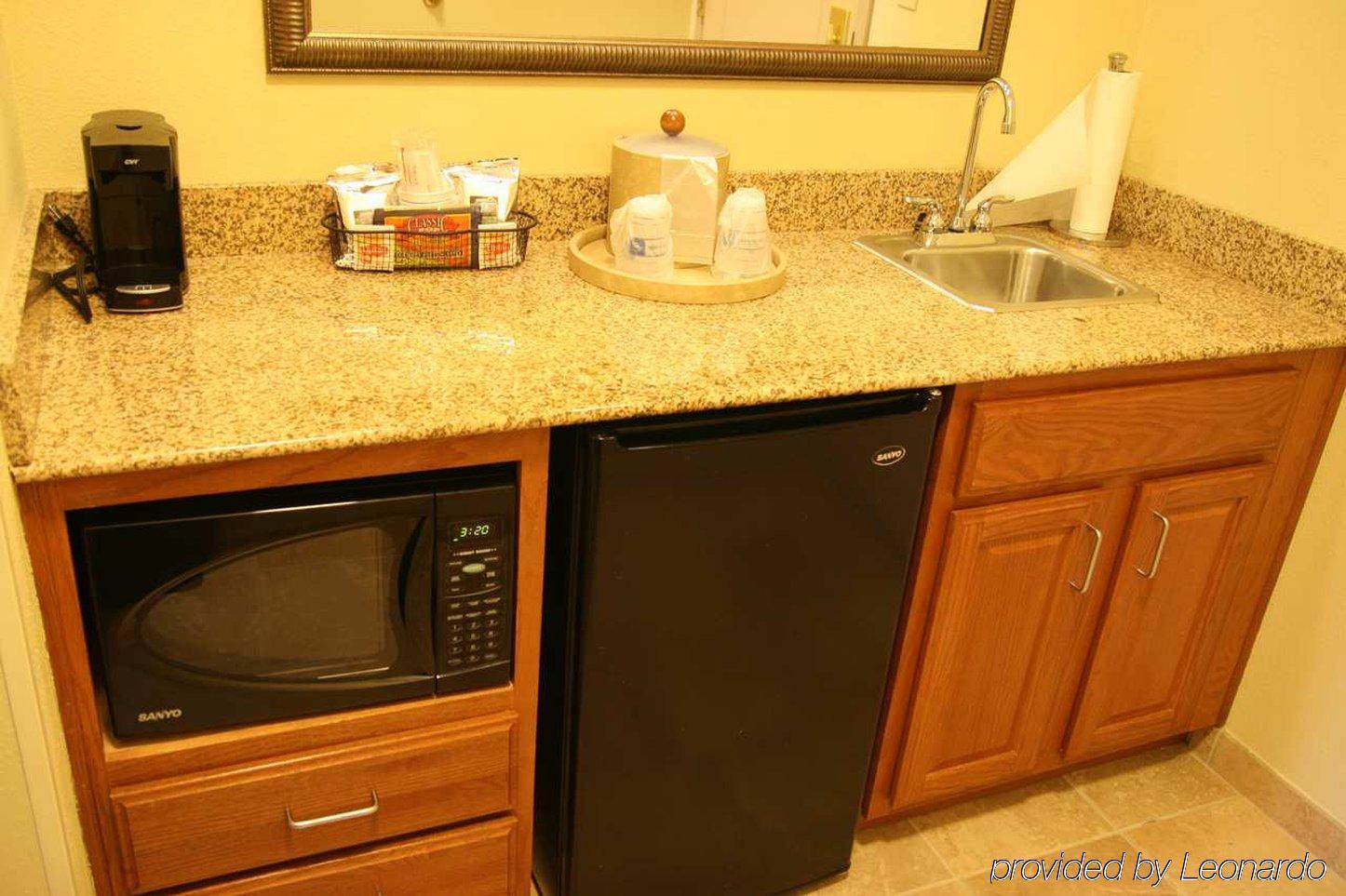 Hampton Inn & Suites Davenport Room photo