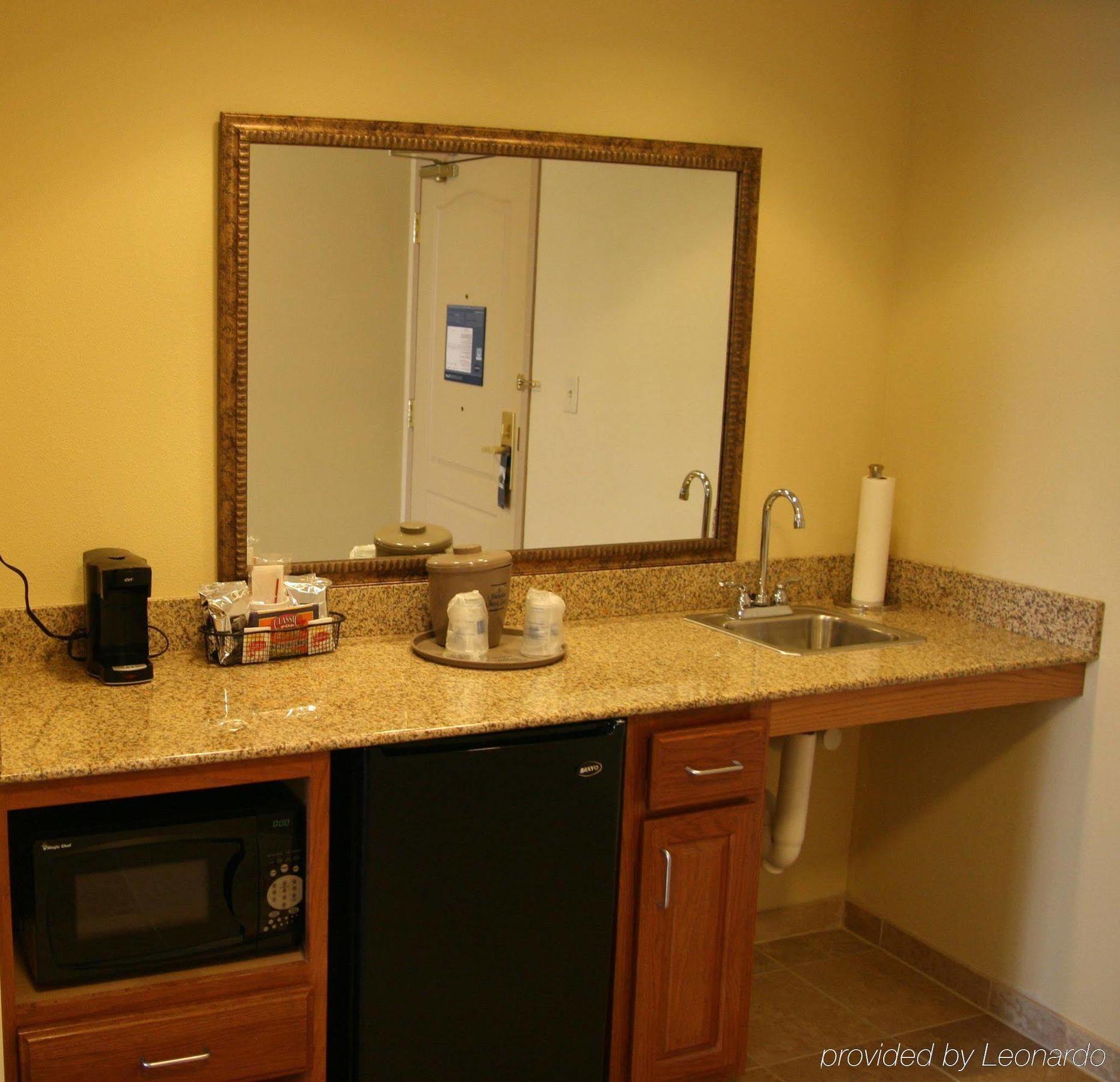 Hampton Inn & Suites Davenport Room photo